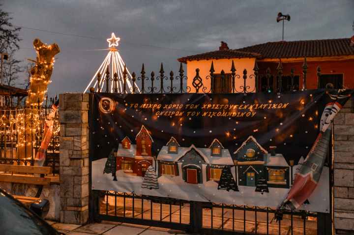 Ανάβει το χριστουγεννιάτικο δέντρο στο Νικομηδινό